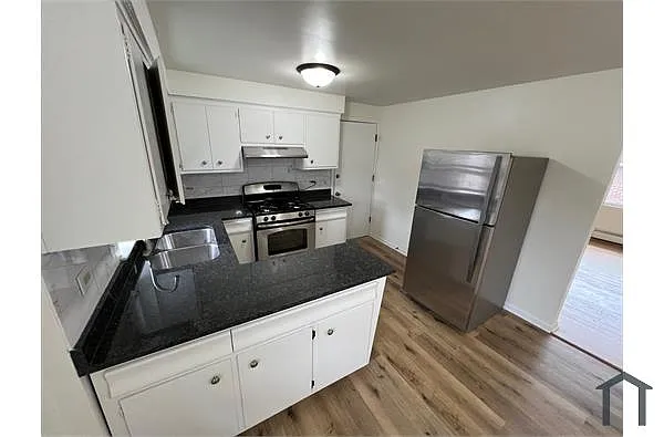 Building Photo - 10322 S Wood St #2E