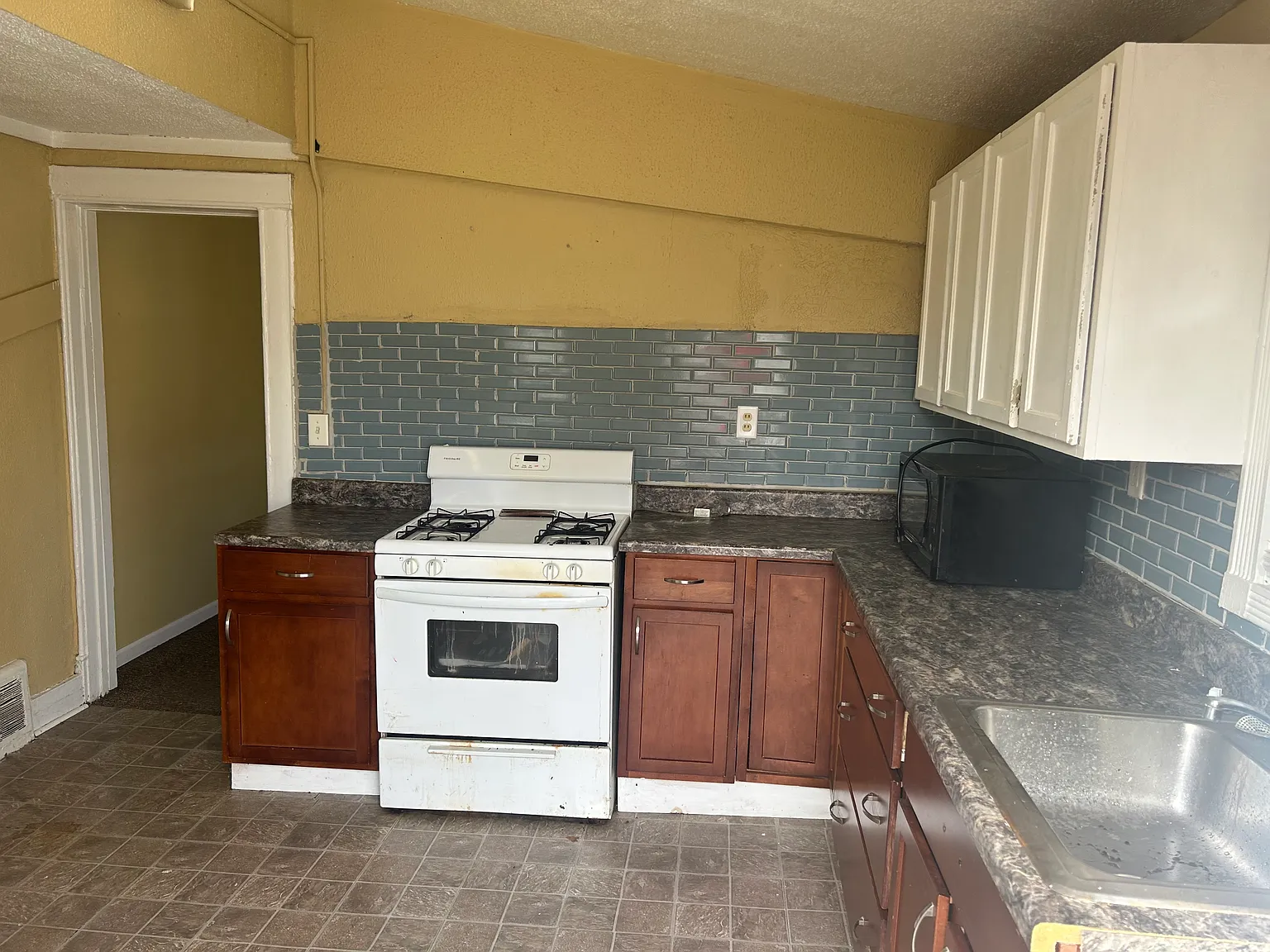 2 bed, 975 sqft, $995 — Photo 1