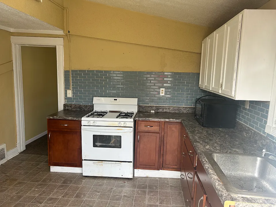 550 Phelps Ave
