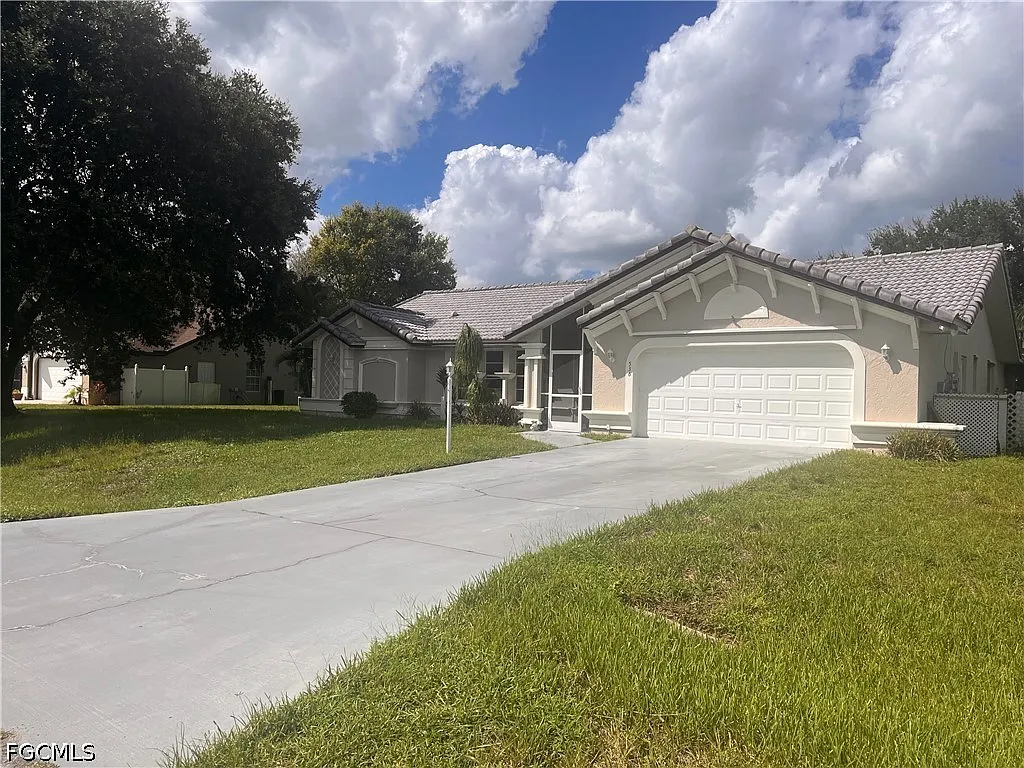 3 bed, 2.0 bath, 2116 sqft, $2,200 — Photo 2