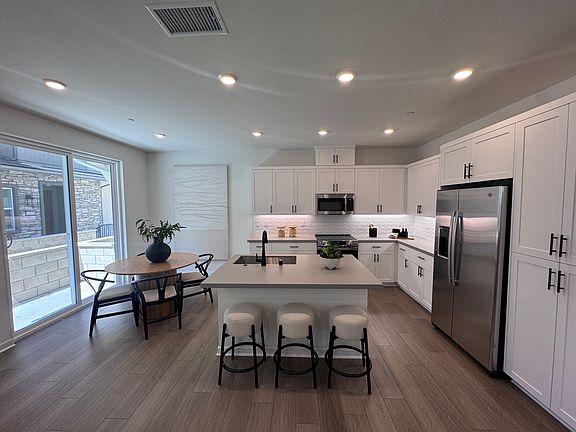 3rd image of 12837 Auburn Dr
