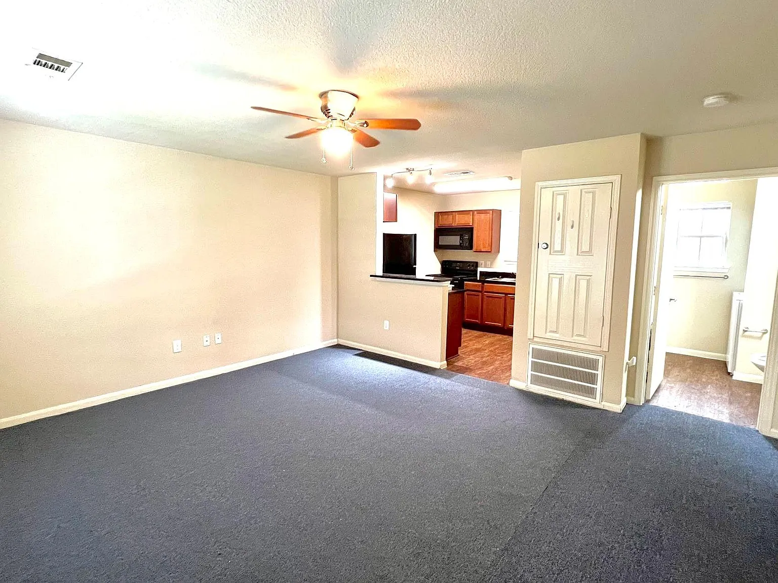 2 bed, 2.0 bath, 780 sqft, $1,150 — Photo 2