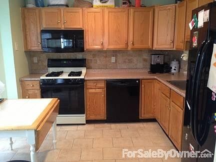 eat in kitchen with bay window