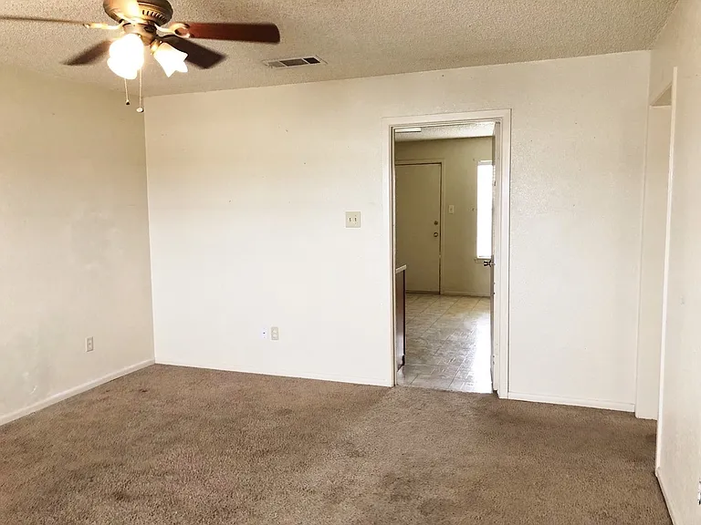 2121 S Loop 289 #B — Photo 4