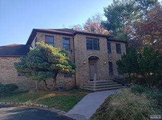 368 N Farview Ave, Paramus, NJ 07652