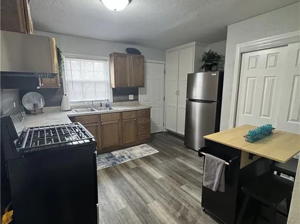 10904 Cambridge Ave, Kansas City, MO 64134