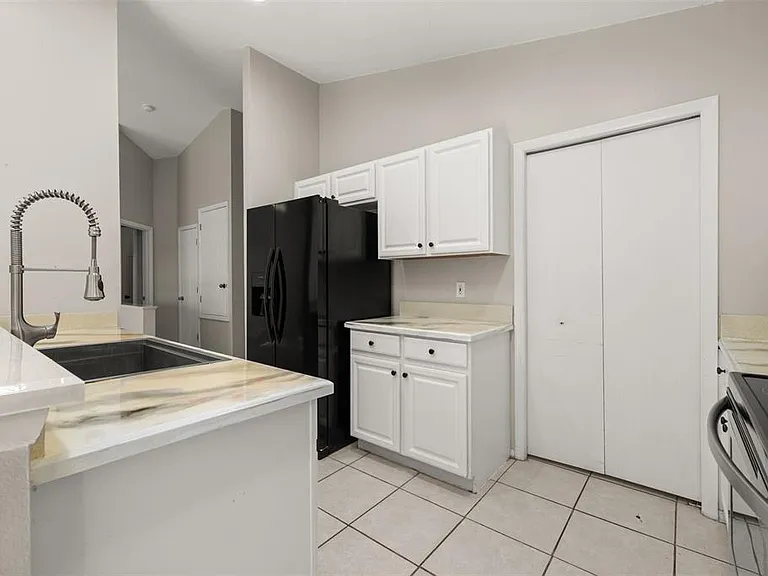 551 Castlemain Cir — Photo 23
