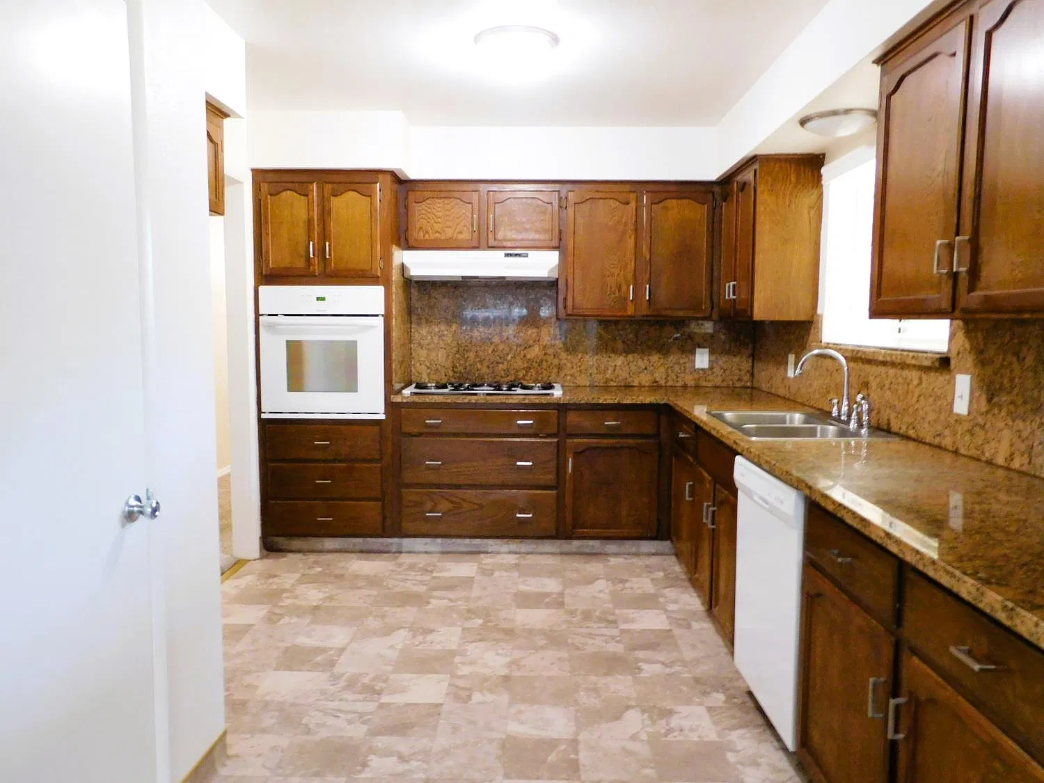 4 bed, 1951 sqft, $2,395 — Photo 2