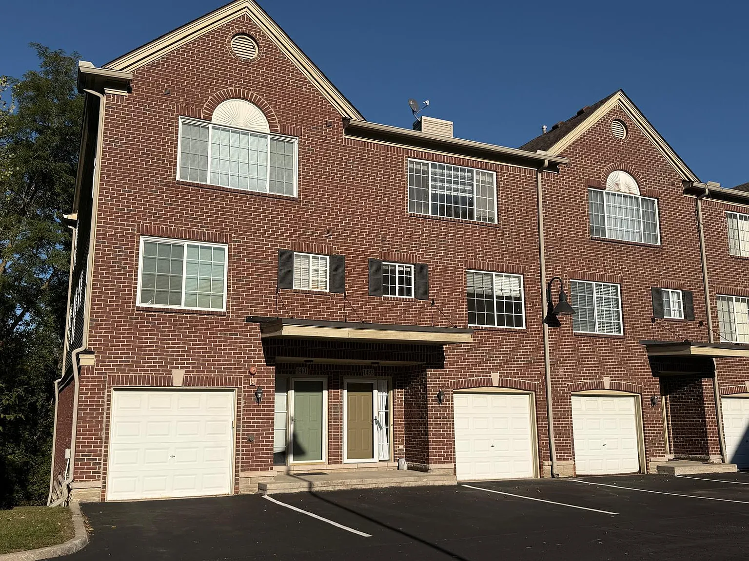 2 bed, 2.5 bath, 1976 sqft, $2,050 — Photo 1
