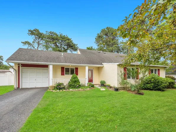 3 Willow Ct, Medford, NY 11763