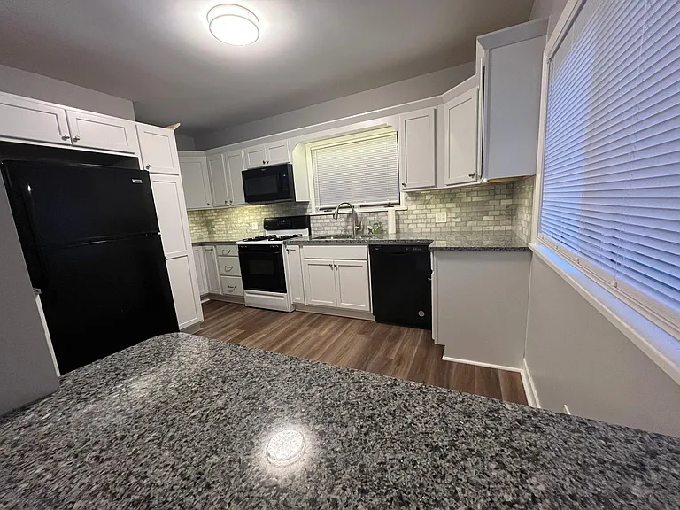 328 E Scribner Ave — Photo 10