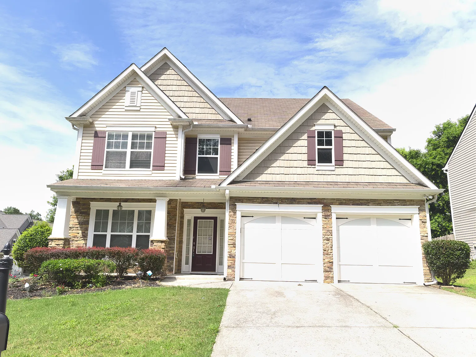4 bed, 2.5 bath, 2406 sqft, $2,400 — Photo 2