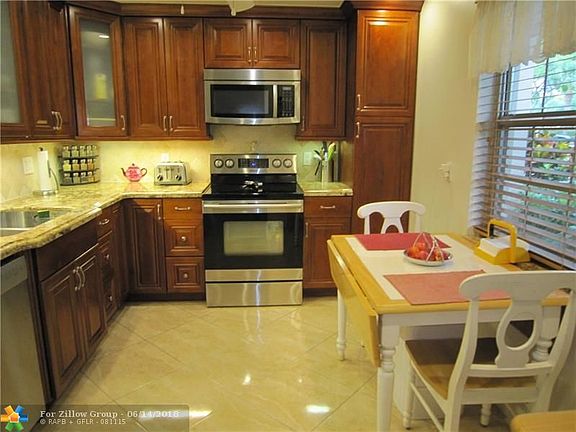 3rd image of 3800 Oaks Clubhouse Dr APT 104