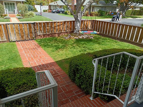 Fully enclosed yard; right view