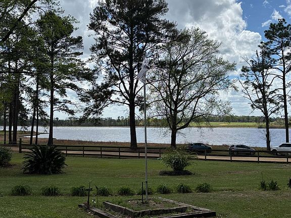 3rd image of 1565 Lake Dr
