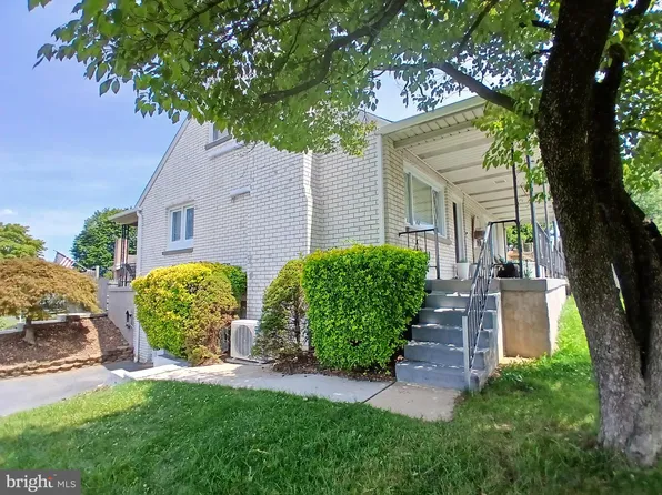 1370 Pieffers Ln, Harrisburg, PA 17113