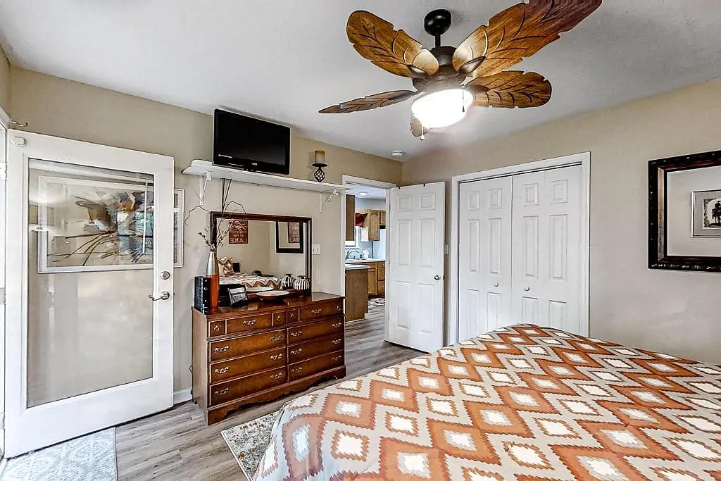 247 Lakeview Ln — Photo 3