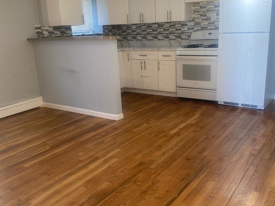 1st image of 1630 Melville St Floor 1
