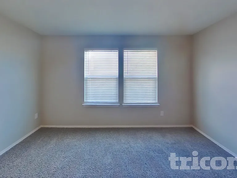 1023 Spofford Dr — Photo 4