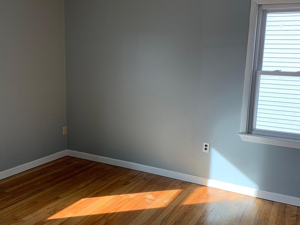 130 Crawford St Lowell MA Zillow Apartments for Rent in Lowell
