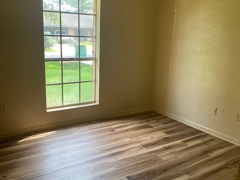 223 Driftwood St — Photo 9
