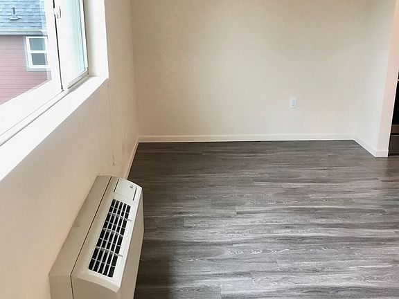 5th image of 410 NE Dekum St #405