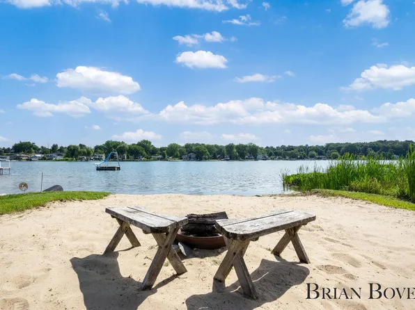 4155 Causeway Dr NE, Lowell, MI 49331