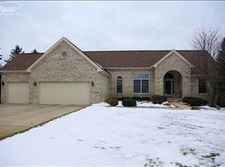 16173 Silverwood Dr, Fenton, MI 48430