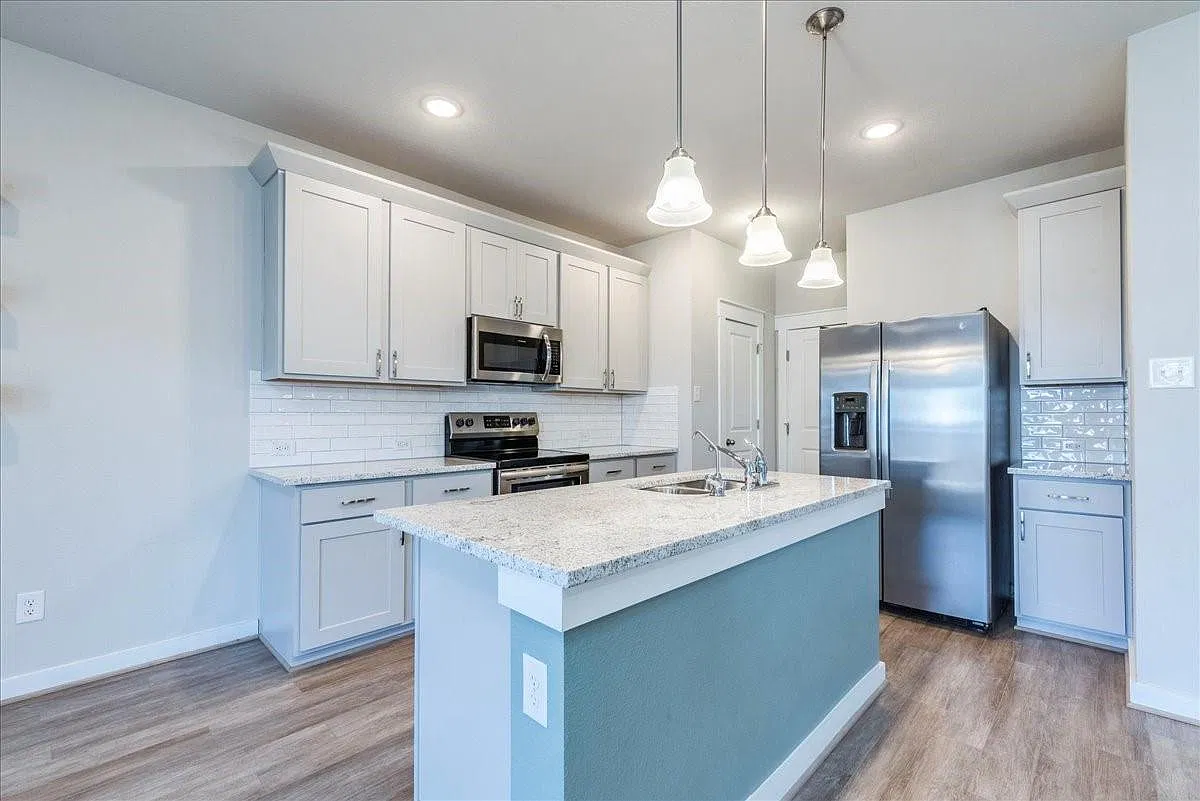 3 bed, 2.5 bath, 1700 sqft, $1,900 — Photo 1