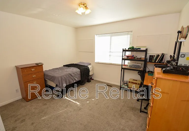 686 1/2 Darwin Ave #3 — Photo 8
