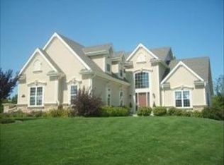 N62W12852 River Heights Dr, Menomonee Falls, WI 53051