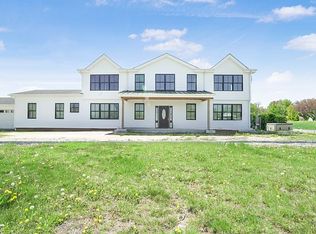 8 Roxbury Ct, Oakdale, NY 11769