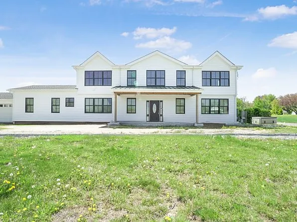 8 Roxbury Ct, Oakdale, NY 11769