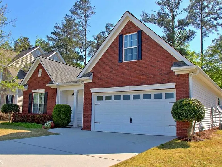 320 Millbrook Village Dr — Photo 2