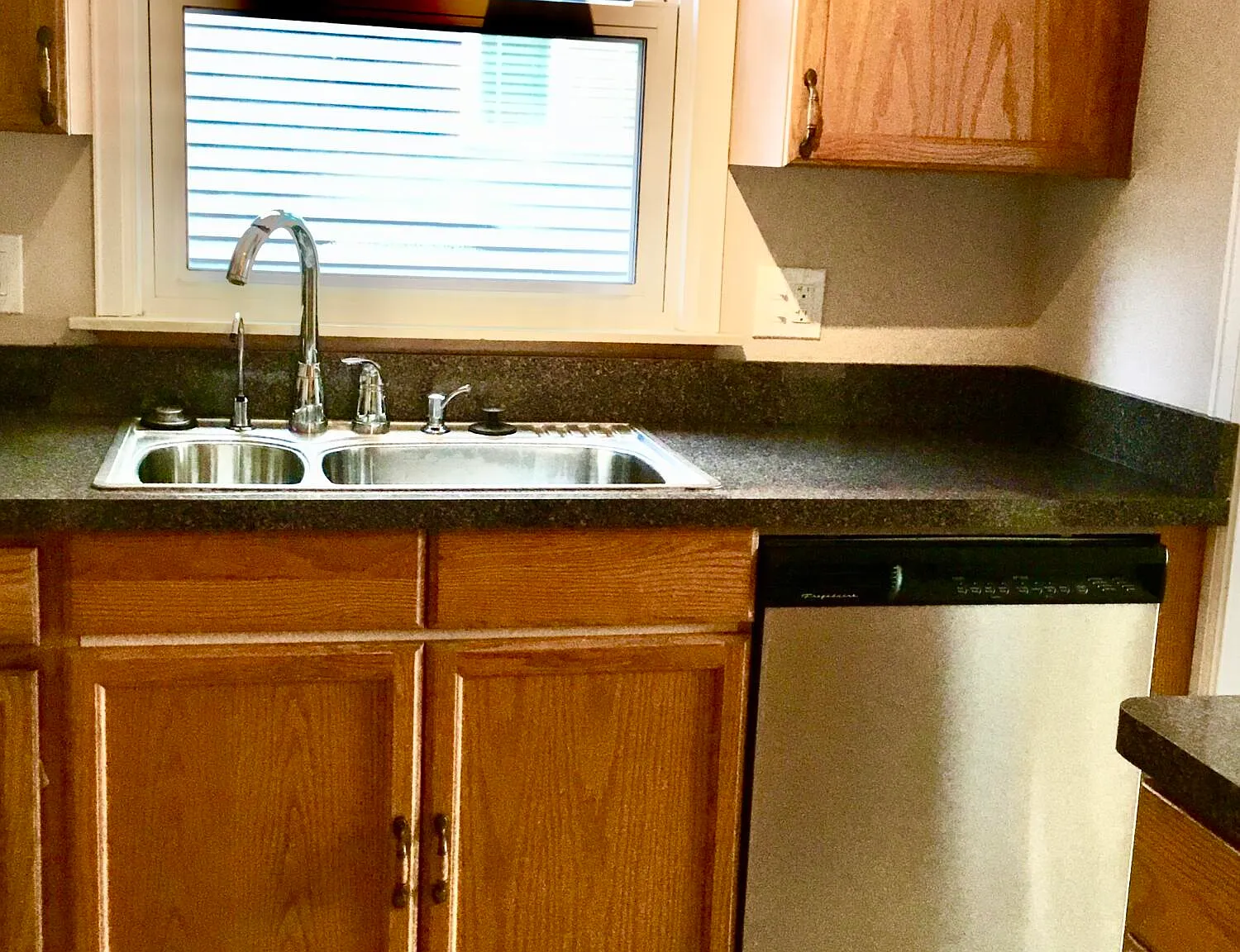 3 bed, 1.0 bath, 1807 sqft, $2,500 — Photo 3