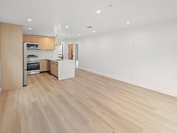 5th image of 11004 Hortense St #1/2