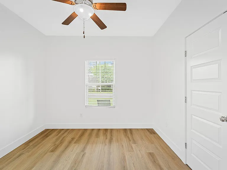 530 Raymond St — Photo 12