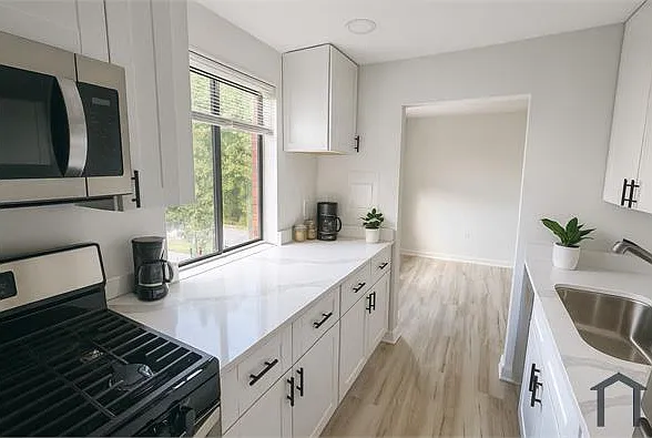 3 bed, 749 sqft, $2,187 — Photo 2