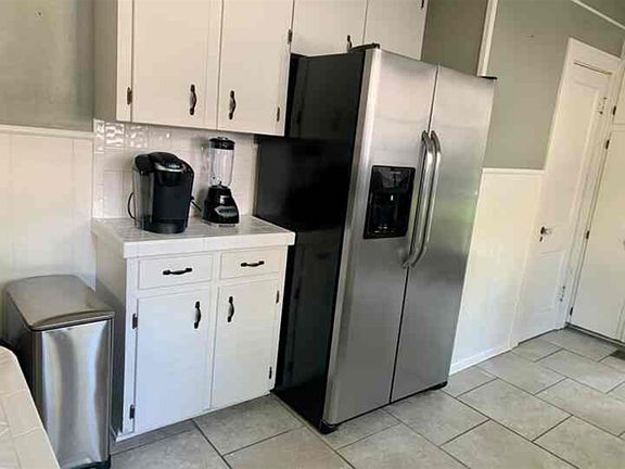 Side by side refrigerator with ice maker