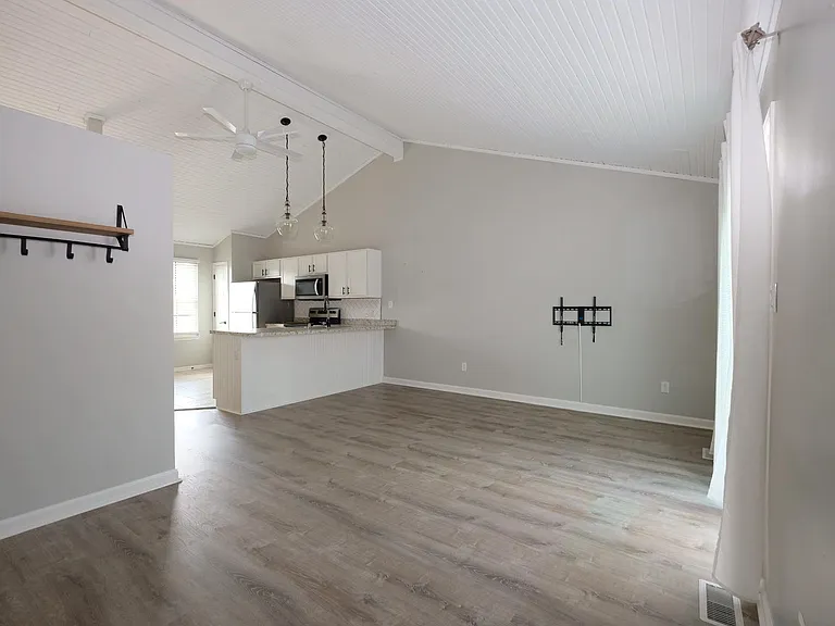 2520 Crusaders Way — Photo 2