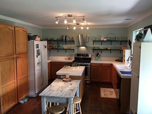 2nd image of 1838 N Evelyn Ct