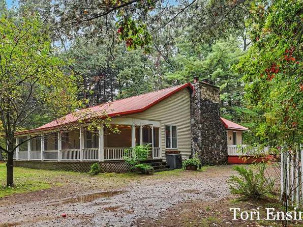 21 Riverview Dr, Greenville, MI 48838