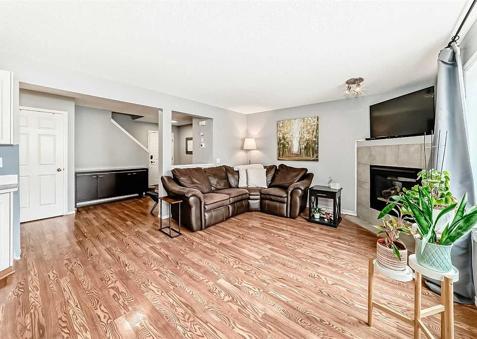 1st image of 15 E Citadel Meadow Cres NW