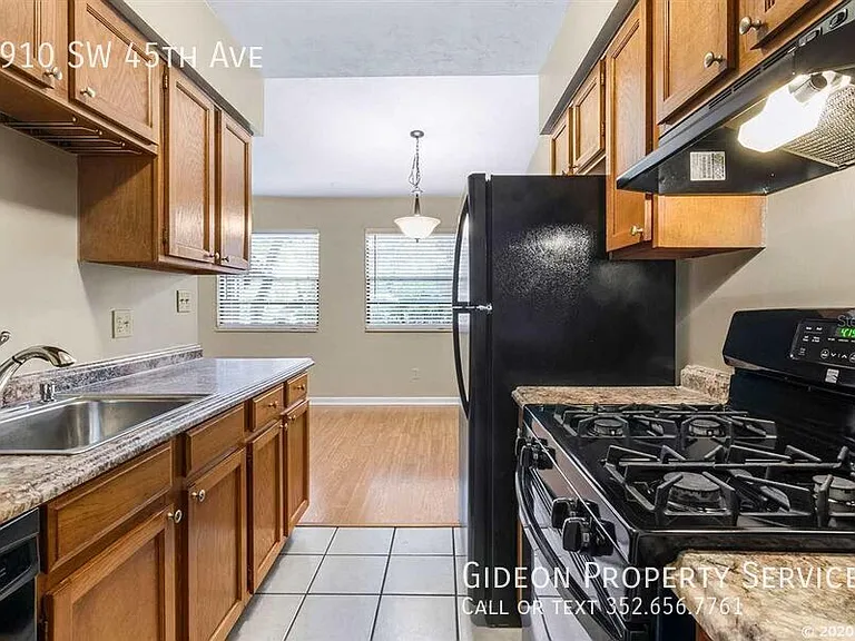 6910 SW 45th Ave — Photo 5