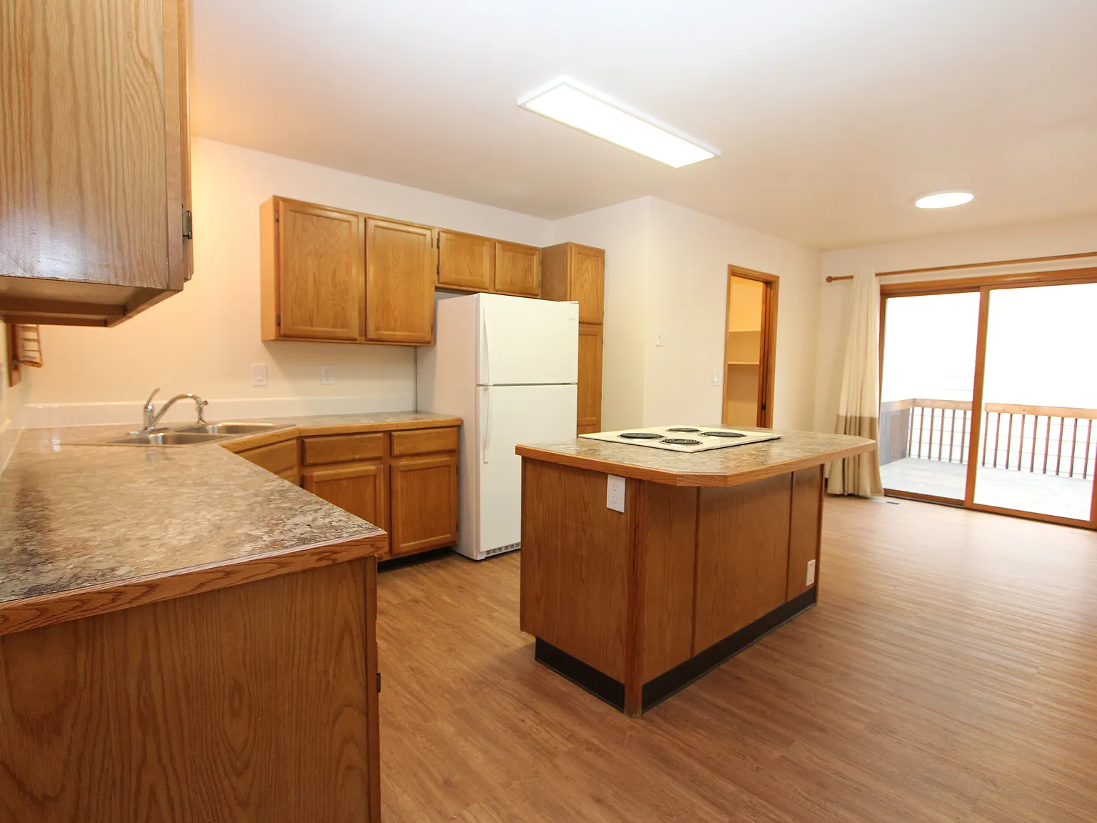 3 bed, 2.5 bath, 2520 sqft, $2,500 — Photo 4