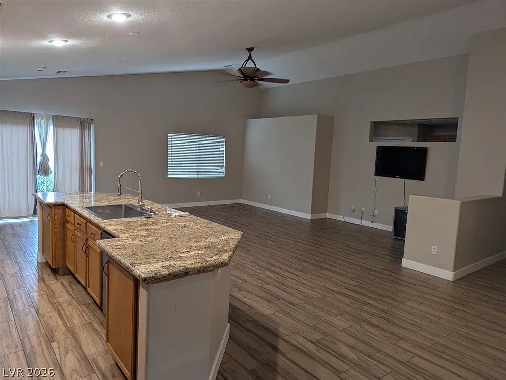 3 bed, 2.0 bath, 1637 sqft, $2,350 — Photo 3