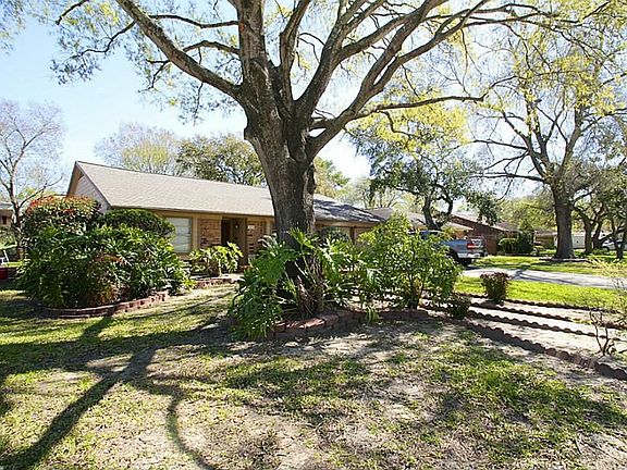 Wonderfully shaded front yard!