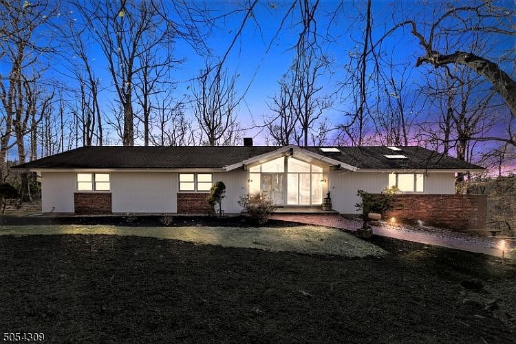 1st image of 65 Crestwood Dr