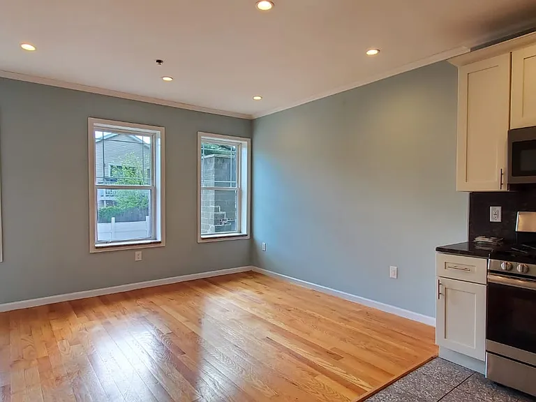 377 Danforth Ave #4E — Photo 3