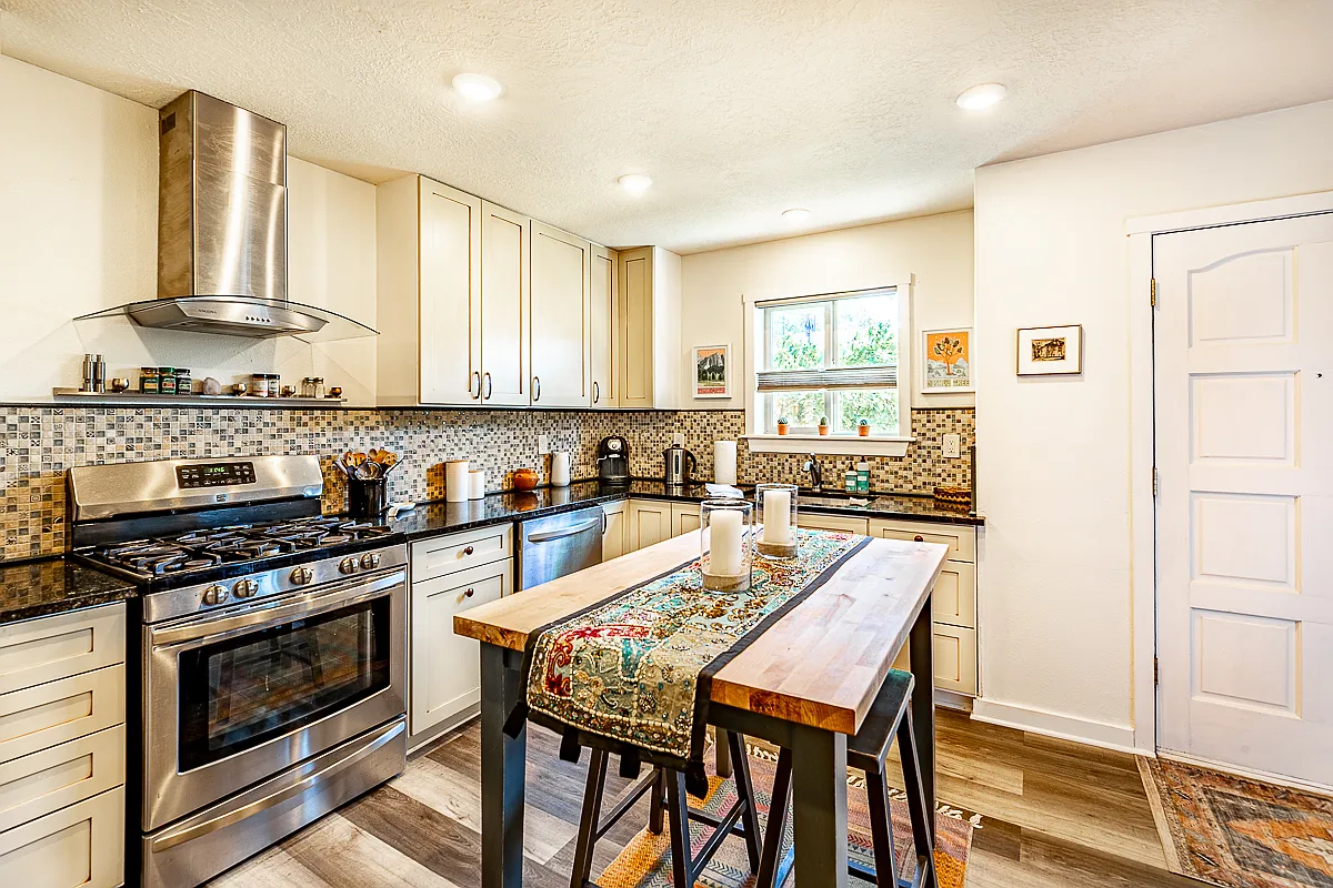 2 bed, 975 sqft, $2,600 — Photo 4
